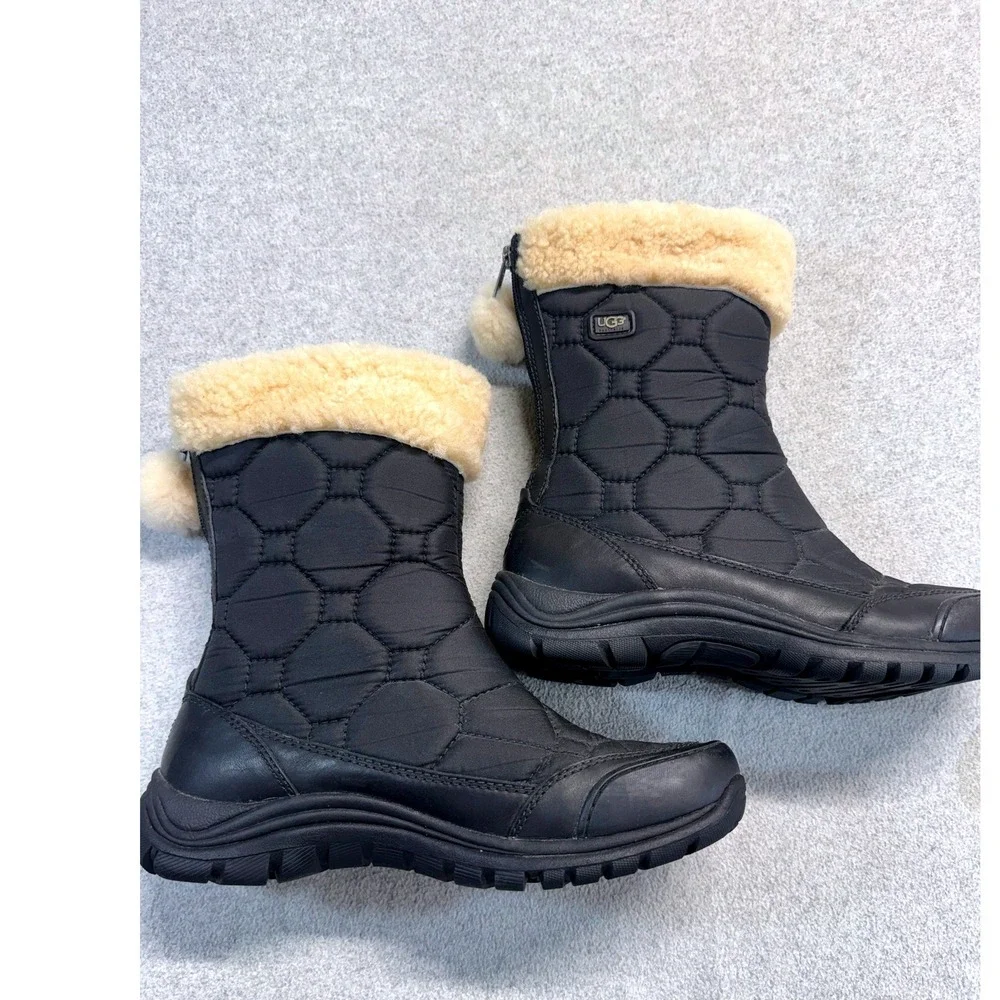 UGG 5737 Quilted Winter Boots Womens Size 8 Black Shearling Lined Zip Snow Boots